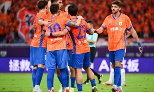 中超-卡扎戴帽克雷桑两中门框 泰山3-0梅州止跌反弹