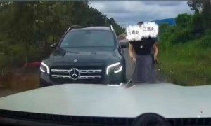 官方通报“女司机亮证逼迫让路事件”